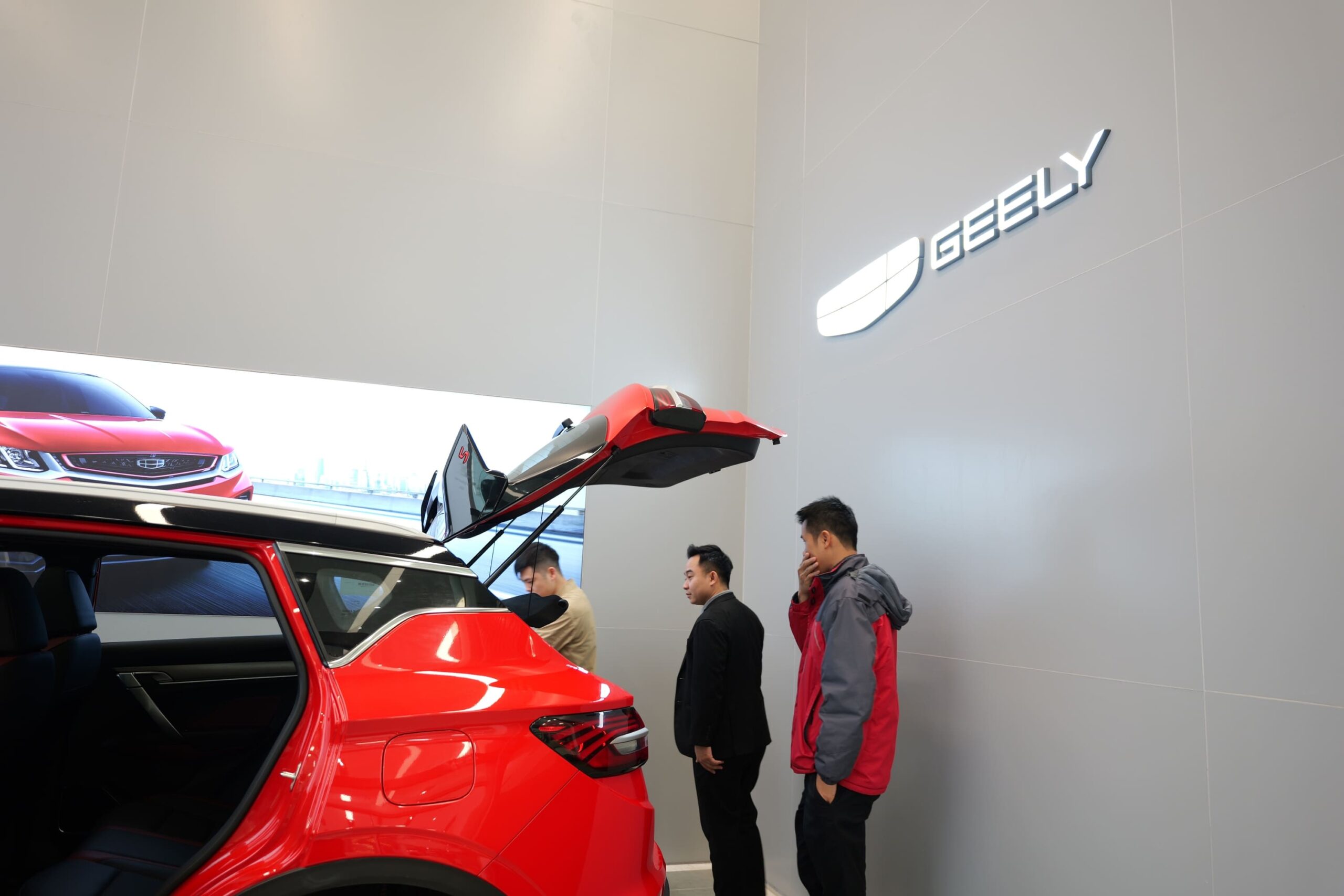 Đội ngũ Geely Quảng Bình hỗ trợ khách hàng nhiệt tình